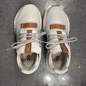 On cloud womans 7.5 sneaker only wore 3 times to the gym.